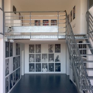 Photo 2 - Galerie d'art Nîmes - La salle avec la mezzanine