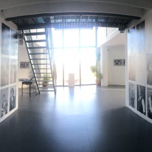 Photo 1 - Galerie d'art Nîmes - La salle avec la mezzanine