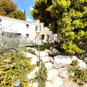 Photo 5 - Mas en campagne avec terrasse 150 m² et vue piscine à 20 min d'Aix-en-Provence - Notre entrée principale se situe côté piscine.