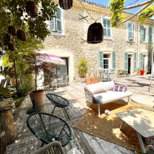 Photo 7 - Mas en campagne avec terrasse 150 m² et vue piscine à 20 min d'Aix-en-Provence - La terrasse devant le mas style guinguette provençale est ensoleillée et ombragée.