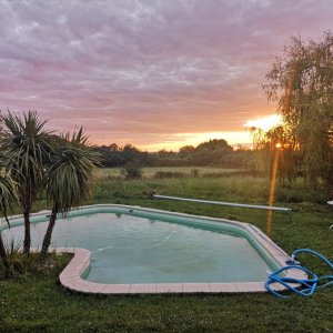Photo 19 - Cadre bucolique avec piscine  - La piscine au couché de soleil