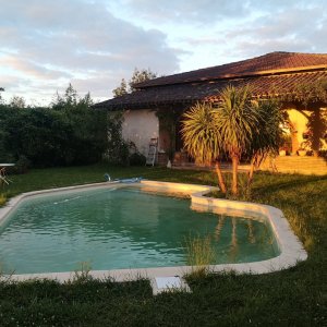 Photo 17 - Cadre bucolique avec piscine  - La maison et la piscine au soir