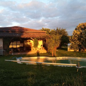 Photo 18 - Cadre bucolique avec piscine  - La maison et la piscine au soir