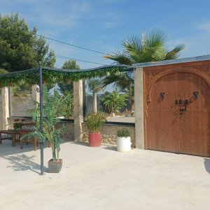 Photo 3 - Mazet avec piscine, jaccuzi et fontaine, piste de danse, boulodrome, table de ping pong - L'entrée et sa porte andalouse