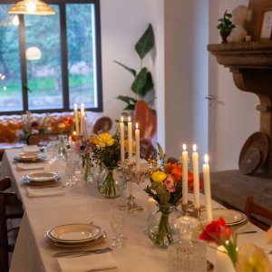 Photo 0 - Salon avec sa magnifique cheminée  - Espace salle à manger avec 2 tables (amovibles). Nous pouvons faire appel à un chef privé et décorer la table à votre goût pour créer un moment unique et privilégié. 