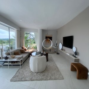 Photo 21 - Villa design avec vue panoramique  - Salon et sa balançoire design ainsi que son arcade de jeu 