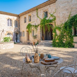 Photo 0 - Prieuré médiéval en Provence - La Cour du Prieuré en été 