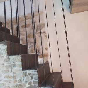 Photo 7 - 4 gîtes avec SPA dans la garrigue nîmoise  - Escalier 