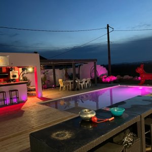 Photo 0 - Grande terrasse 300 m² avec piscine et vue dégagée  - Le bar au soir
