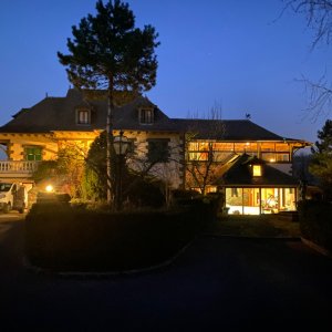 Photo 15 - Cottage cosy avec piscine intérieur  - La maison éclairée au soir