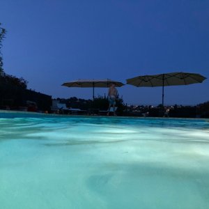 Photo 14 - Jardin avec piscine et vue sur St Paul et les collines de Vence - Piscine au soir