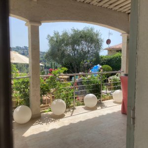 Photo 13 - Garden with swimming pool and view of St Paul and the hills of Vence - Terrasse