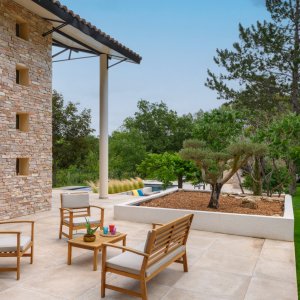 Photo 10 - Magnifique villa avec piscine, vue montagne - côté droit maison avec mur pierre et petit salon à l'ombre