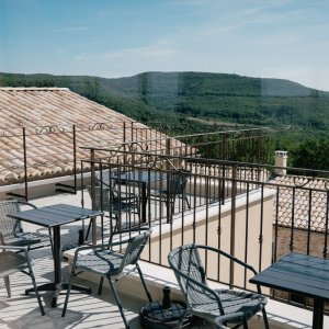 Photo 2 - Mas provençal entre vignes et bois - La terrasse accessible par la salle de réunion