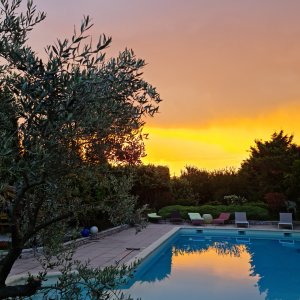 Photo 6 - Superbe mas ancien avec piscine et grand jardin  - Coucher de soleil au bord de la piscine