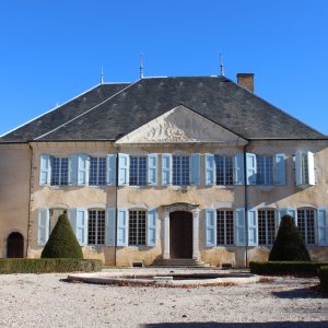 Photo 4 - Château du 17e siècle avec 1 ha de jardins à la française et piscine - Façade du château