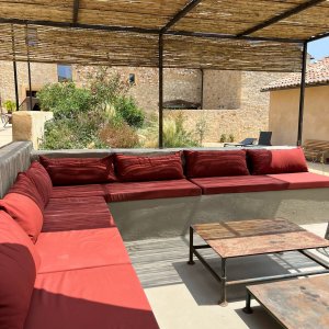 Photo 7 - Bastide Aragon gîte de charme  avec piscine et belles terrasses - Salon exterieur 