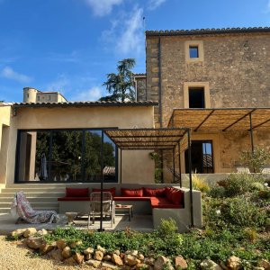 Photo 3 - Bastide Aragon gîte de charme  avec piscine et belles terrasses - Vue sur l'entrée de la cuisine 