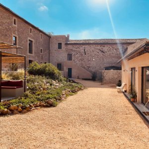 Photo 1 - Bastide Aragon gîte de charme  avec piscine et belles terrasses - La cour intérieure avec sa zone de verdure donnant sur la bâtisse et sur le pool house 