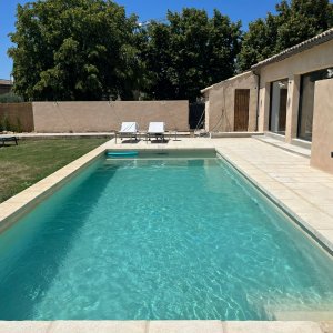 Photo 4 - Bastide Aragon gîte de charme  avec piscine et belles terrasses - Piscine  10x4, jardin et pétanque éclairés le soir 