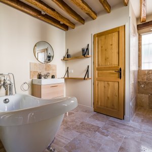 Photo 31 - Bergerie Corsica de luxe - Salle de bain ouverte sur la chambre avec baignoire sabot - Format et déco commune au 4 suites parentales 