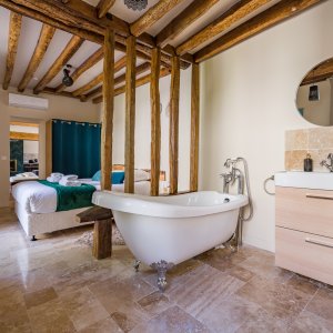 Photo 33 - Bergerie Corsica de luxe - Salle de bain ouverte sur la chambre avec baignoire sabot - Format et déco commune au 4 suites parentales 