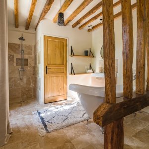 Photo 30 - Bergerie Corsica de luxe - Salle de bain ouverte sur la chambre avec baignoire sabot - Format et déco commune au 4 suites parentales 