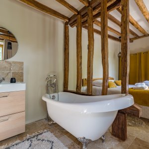 Photo 35 - Bergerie Corsica de luxe - Salle de bain ouverte sur la chambre avec baignoire sabot - Format et déco commune au 4 suites parentales 