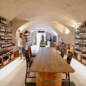 Photo 0 - Wine cellar in Cannes - A l'intérieur de la salle, vue vers l'entrée