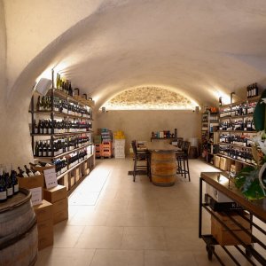 Photo 1 - Wine cellar in Cannes - Intérieur du lieu, vue depuis l'entrée
