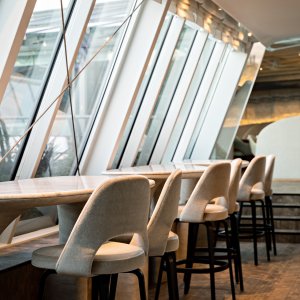 Photo 3 - Magnifique restaurant avec vue sur les toits de Paris d'un immeuble haussmanien - Salle à manger face au bar et à la terrasse