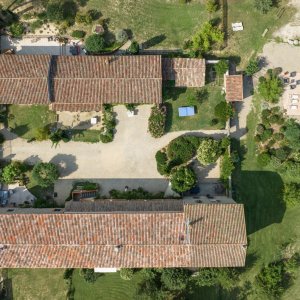 Photo 1 - Mas avec piscine entre le Nord du Gard  et le Sud Ardèche   - Vue aérienne des bâtiments et cour