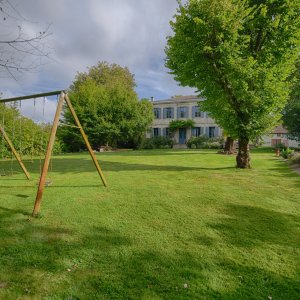 Photo 1 - Maison de maître avec piscine et jardin - Façade sud, prise du fond du jardin