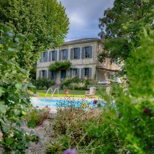 Photo 2 - Maison de maître avec piscine et jardin - La maison et la verdure