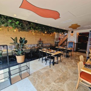 Photo 3 - RoofTop Bar Restaurant Antibes - Salle de réception RDC : Une grande salle lumineuse, accueillante avec son plafond végétalisé, son ambiance chaleureuse et méditerranéenne autour du grand bar central