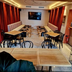 Photo 5 - RoofTop Bar Restaurant Antibes - Sport Bar Corner : Une ambiance conviviale, des tables basses et un grand écran : un salon comme à la maison ! Cet espace est idéal pour l'organisation de vos Afterwork!