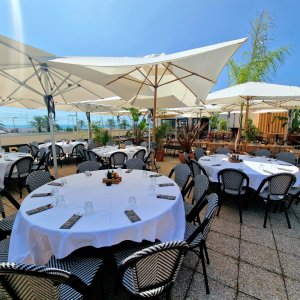 Photo 6 - RoofTop Bar Restaurant Antibes - Terrasse principale : Ambiance chill avec ses grands parasols, sa verdure, et sa vue mer à couper le souffle !