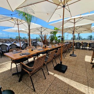 Photo 7 - RoofTop Bar Restaurant Antibes - Terrasse principale : Ambiance chill avec ses grands parasols, sa verdure, et sa vue mer à couper le souffle !