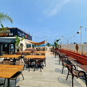 Photo 8 - RoofTop Bar Restaurant Antibes - Lounge Corner : Un espace cosy avec ses banquettes, ses coussins aux tons méditerranéens et sa vue mer