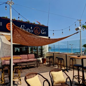 Photo 9 - RoofTop Bar Restaurant Antibes - Lounge Corner : Un espace cosy avec ses banquettes, ses coussins aux tons méditerranéens et sa vue mer