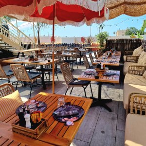 Photo 13 - RoofTop Bar Restaurant Antibes - Cosy Corner : Un coin cosy et accueillant de 100 m2 sur la terrasse avec sa pergola et ses grands canapés