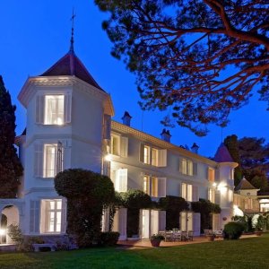 Photo 11 - Château avec vue magnifique, à 10 minutes de Cannes - Façade avant la nuit