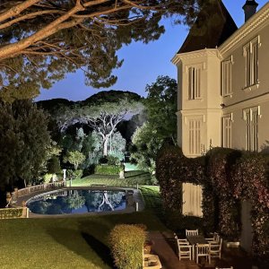 Photo 10 - Château avec vue magnifique, à 10 minutes de Cannes - Vue nocturne de la façade et de la piscine