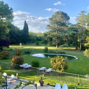 Photo 1 - Château romantique au coeur du Languedoc - L'espace piscine et le parc, grand espace extérieur plat