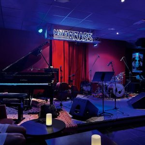 Photo 5 - Club jazz avec grand bar et scène équipée - La scène équipée avec piano à queue, amplis et batterie, sono de salle et monitor