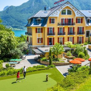 Photo 0 - Hôtel avec Spa sur les hauteurs du lac d'Annecy - Face de l'hôtel et espace de jeux extérieurs