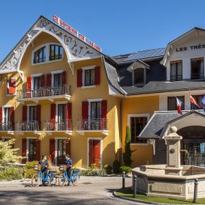 Photo 2 - Hôtel avec Spa sur les hauteurs du lac d'Annecy - Façade et vélos électriques à la location