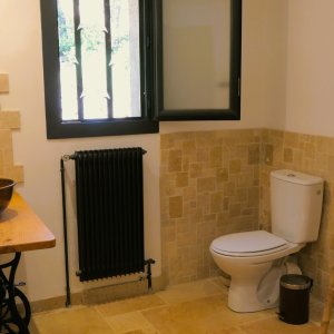 Photo 22 - Domaine champêtre au cœur de la Provence Verte - Salle de bain privative avec wc. 