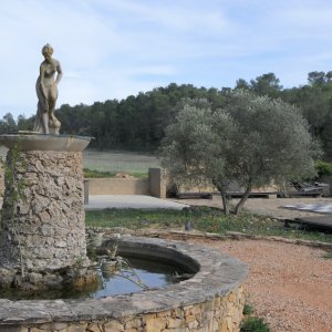 Photo 16 - Domaine champêtre au cœur de la Provence Verte - L'extérieure, près de la fontaine. 