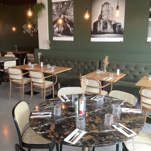 Photo 2 - Spacious modern restaurant with a pretty green patio - La salle